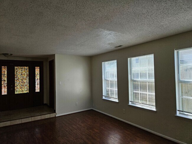 Building Photo - Oak Springs