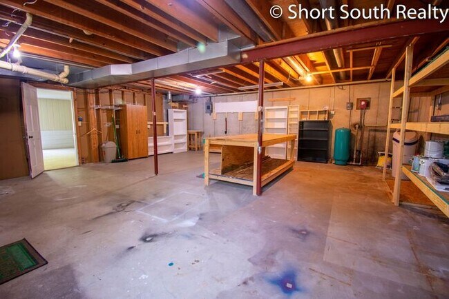 Building Photo - Rockford 4 bed 2.5 bath single family home.