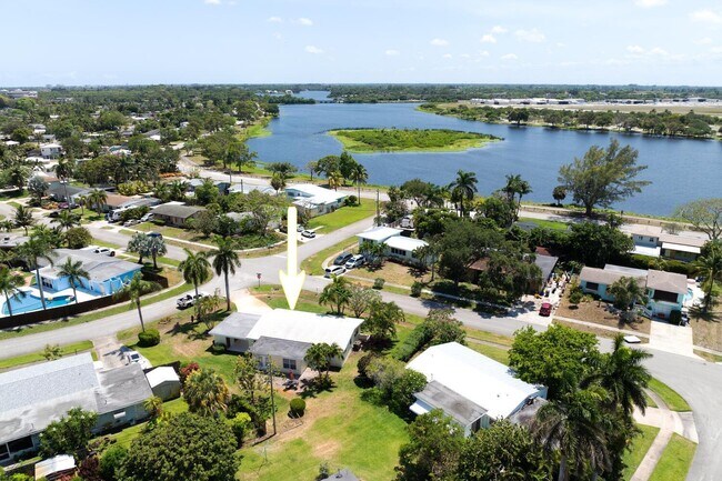Building Photo - 1452 Crest Dr