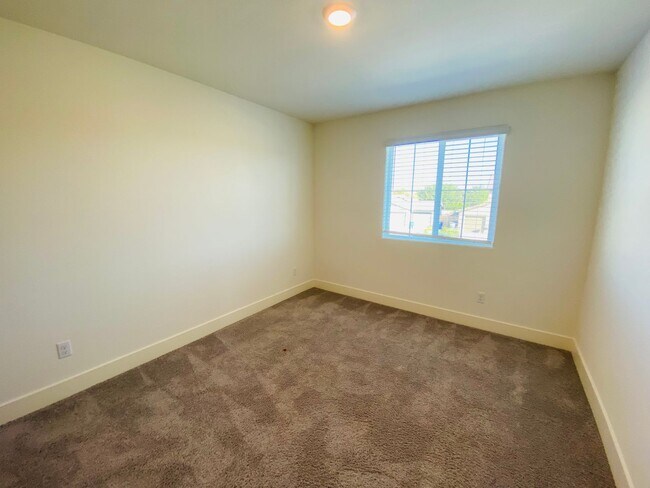 Building Photo - Beautiful 5 Bedroom 3.5 Bath Two-story sma...