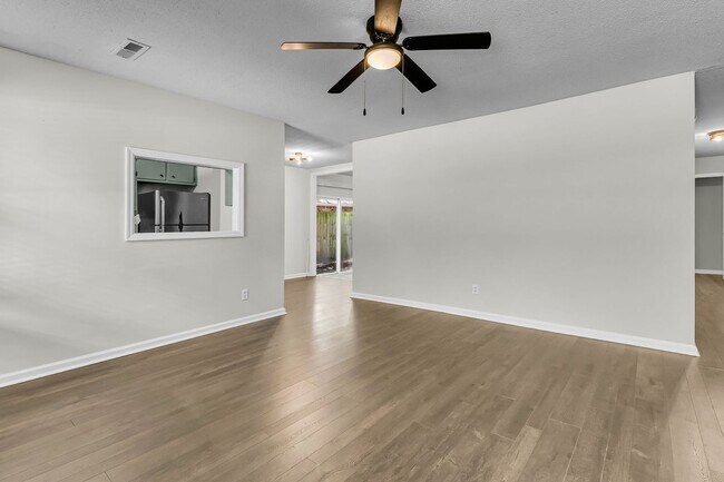 Building Photo - 216 Parlor Dr