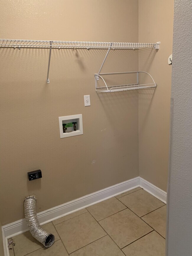 Building Photo - 8949 Camelot Pl