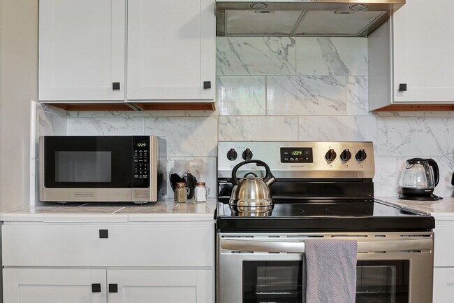 Building Photo - Furnished 4 Bedroom, 2 Bath Brick Home in Savannah