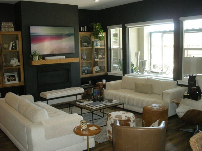 Building Photo - Fully Furnished Four Bedroom, Three Bath H...