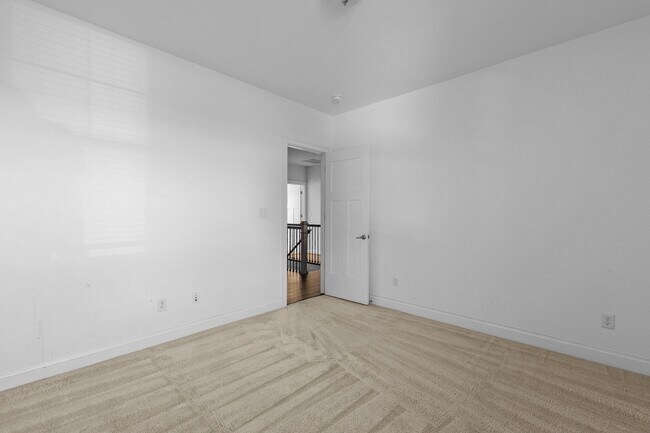 Building Photo - Exquisite 4-bedroom, 2.5-bath home located in the charming city of Chesapeake