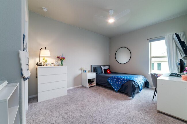 Building Photo - 2400 Sunset Vista Cir