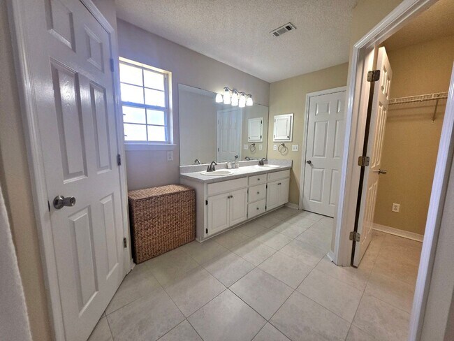 Building Photo - 5079 Cassia Dr