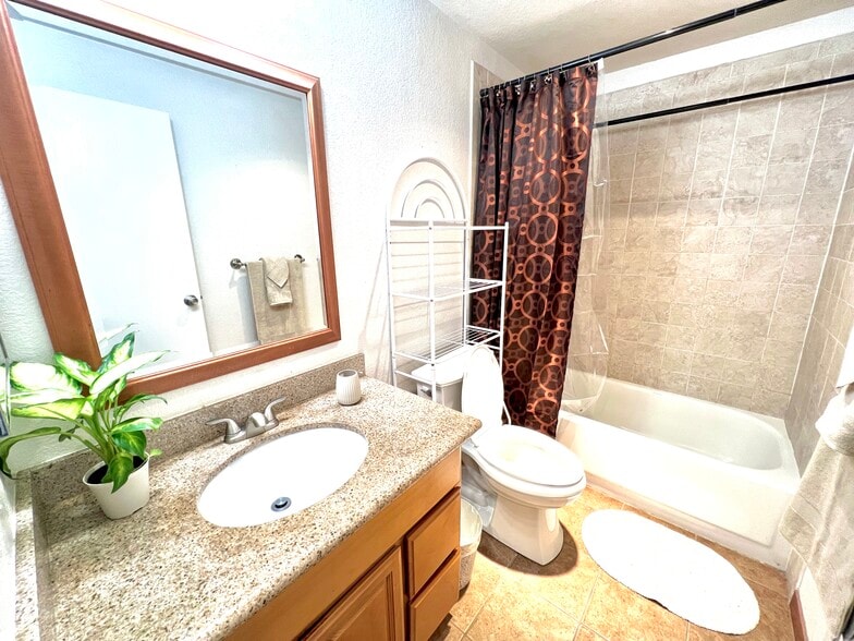 Main bathroom - 204 Mountain Park Blvd SW