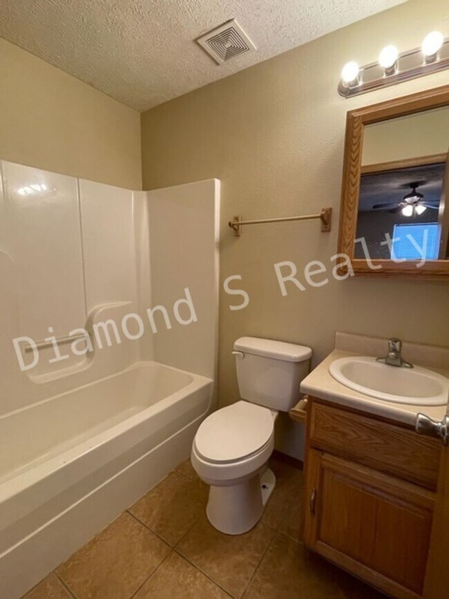 Building Photo - Cute 2 Bed Duplex Available Now - 2 bed, 2 bath, 1 car garage!