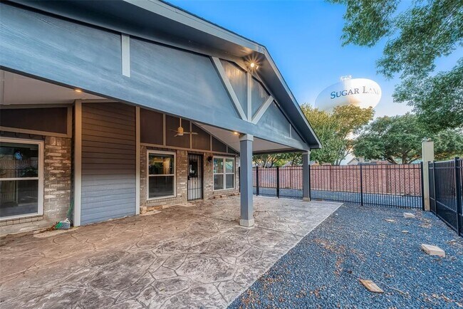 Building Photo - 2122 Courtshire Ln