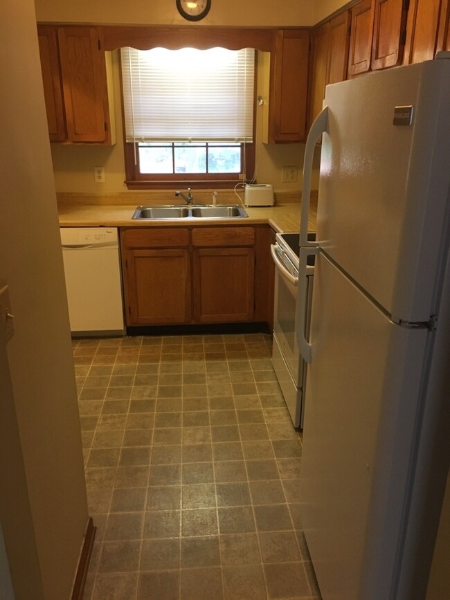 Building Photo - 2 Bedroom/1.5 Bath Condo for Rent!