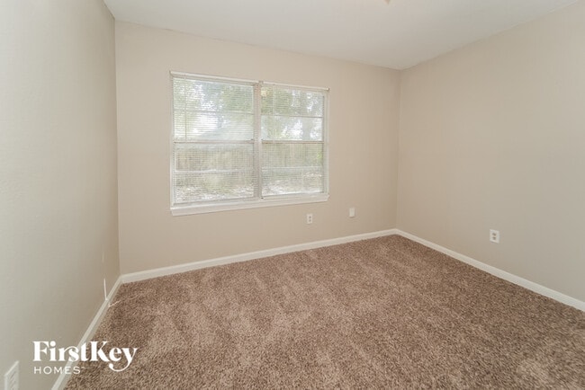 Building Photo - 710 Canary Cir