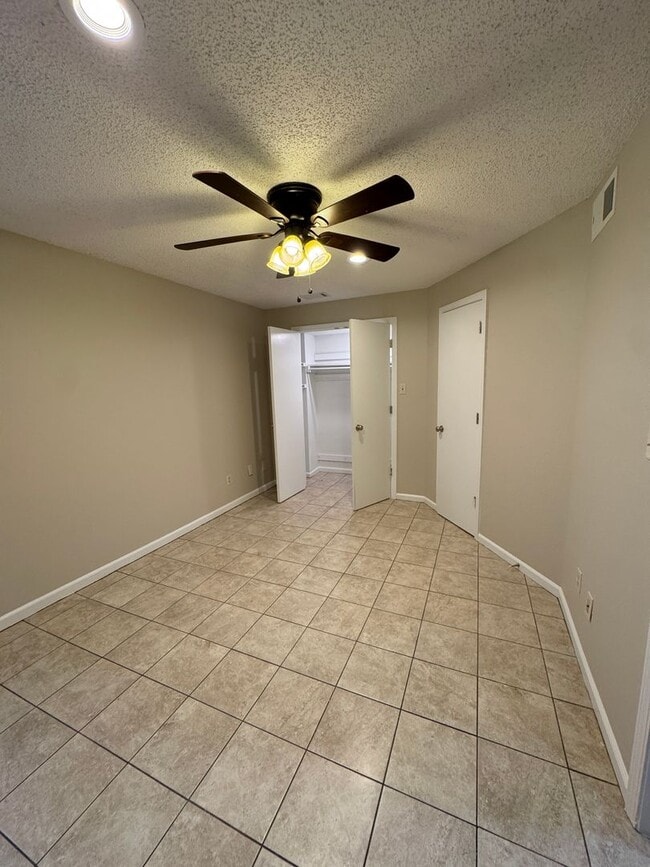 Building Photo - 2 bed / 2 bath Condo in the Center of Jone...
