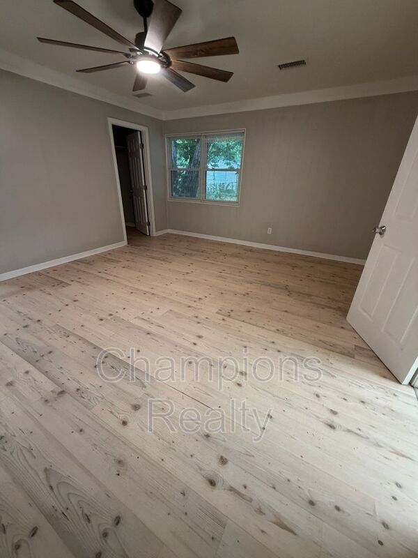 Building Photo - 403 46th St