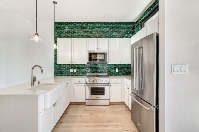 Building Photo - Gorgeous Contemporary 2/2 Condo in 78704