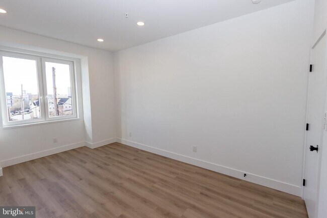 Building Photo - 1544 N Darien St