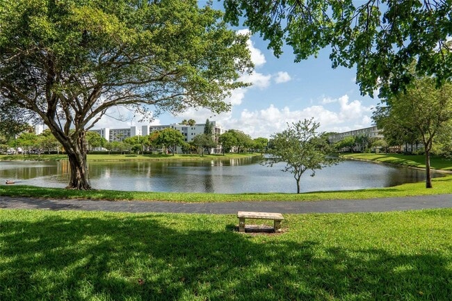 Building Photo - 2205 S Cypress Bend Dr