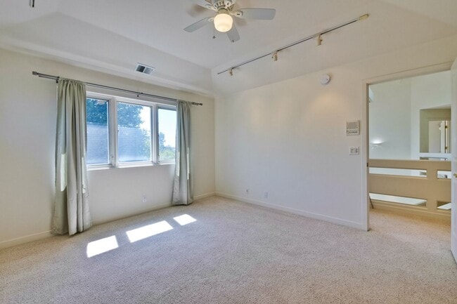 Building Photo - Large 3,767 sqft home on a 10,000 sqft lot- 2 bed located on 1st floor w/ separate entrance - Top...
