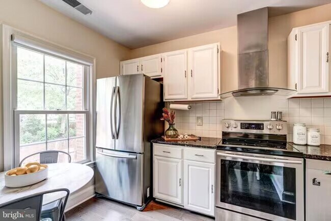 Building Photo - Sun-Drenched 2BR/2.5 BA Townhouse Condo in Gated Sutton Place