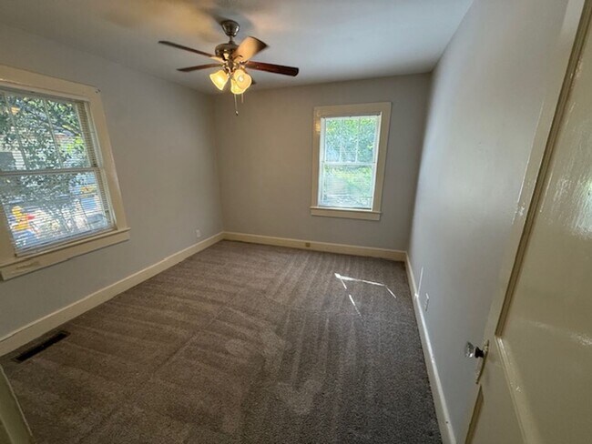 Building Photo - 3 Bedrooms | 2 Bathrooms | Rosewood Area