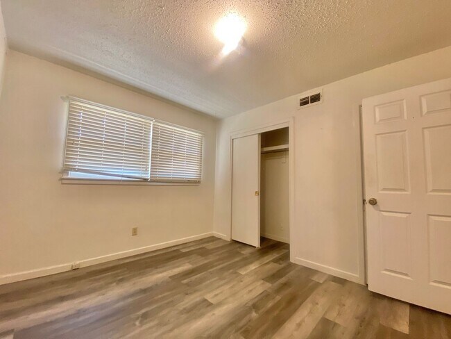 Building Photo - Move in special - second month's rent is free