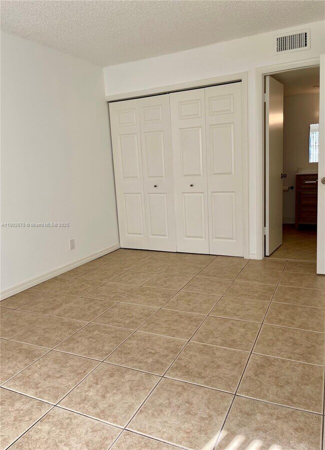 Building Photo - 200 Lakeview Dr