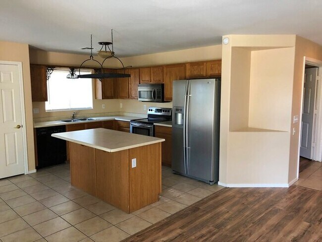 Building Photo - 2Bedroom plus Den-Mountain View & Sparklin...