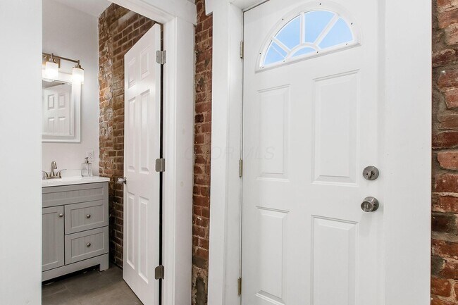 Building Photo - 1013 E Rich St