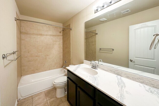 Building Photo - Stunning 5BD, 2 1/2 BTH Home Seconds away from John Kilpatrick Turnpike in YUKON!