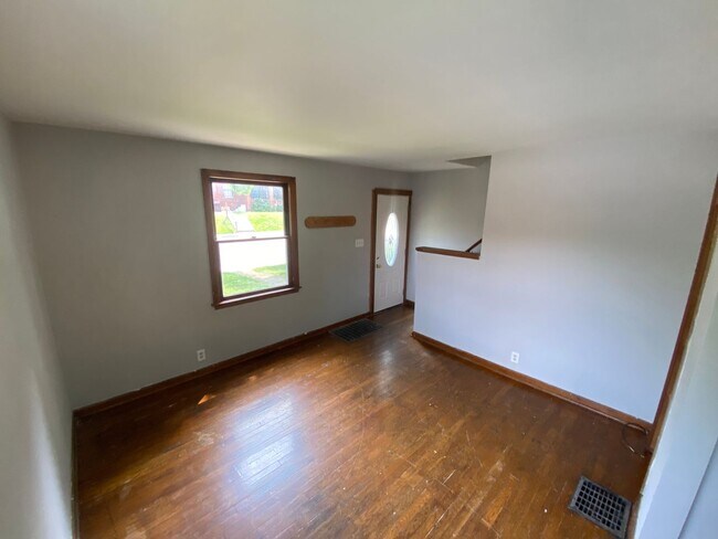 Building Photo - (01) 2547-2549 Neil Avenue
