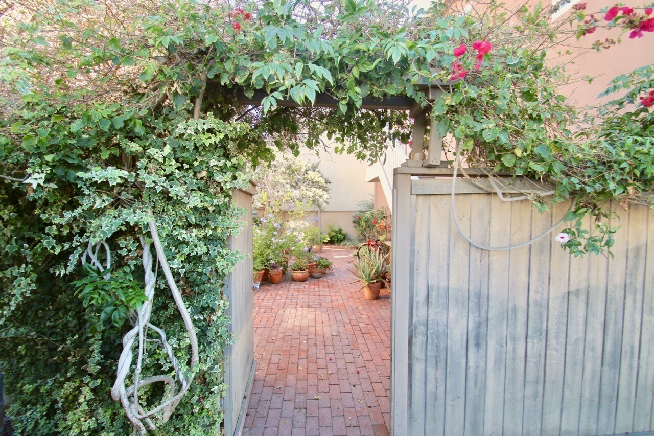 Building Photo - 126 8th St