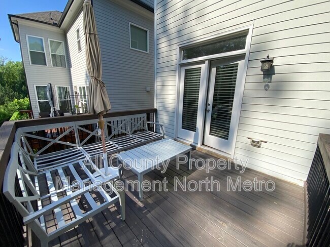 Building Photo - 6562 Creekview Cir