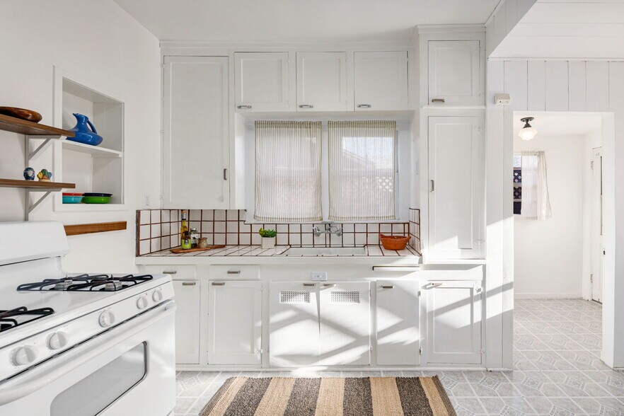 Building Photo - 3188 Atwater Ave