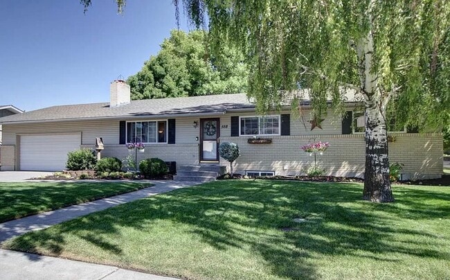 Building Photo - 6 Bedroom Home For Rent In Rexburg!!