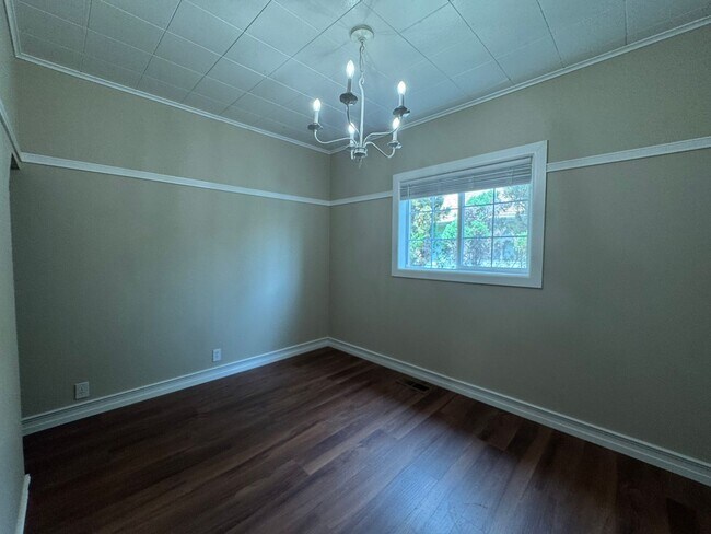 Building Photo - Very Nice 2 bedroom Point Defiance Cottage!