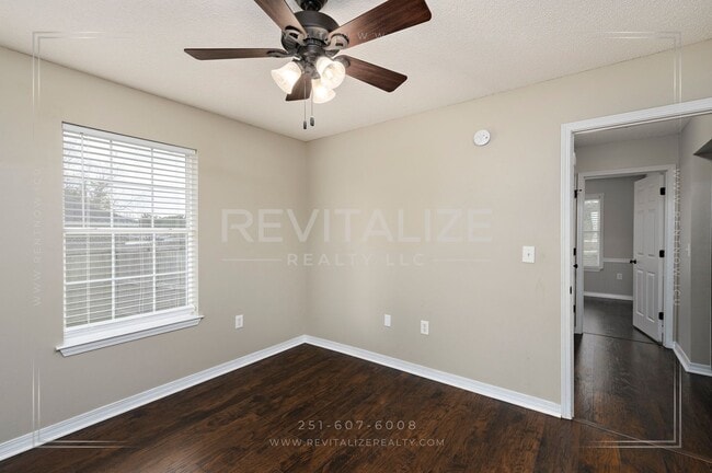 Building Photo - Gorgeous 3 Bed 2 Bath Brick Cottage on Corner Lot