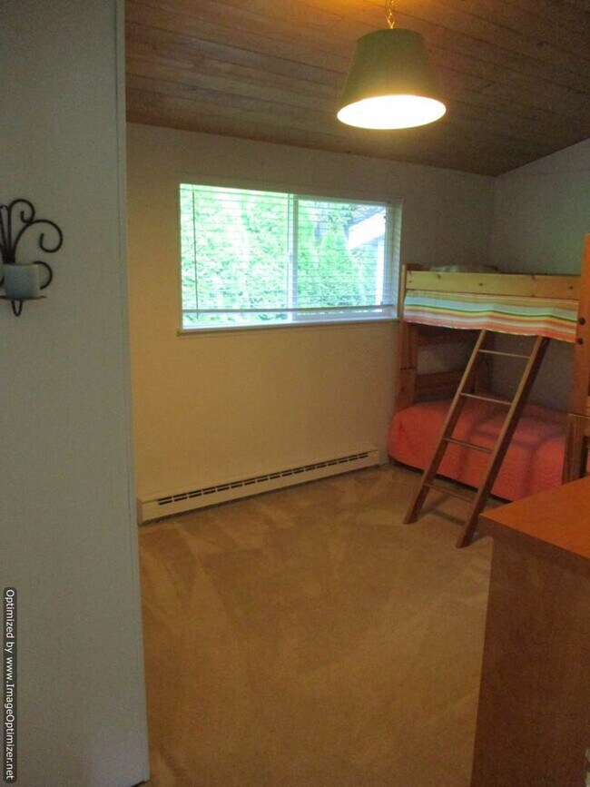 Building Photo - Charming Partially Furnished Waterfront Home in Gig Harbor