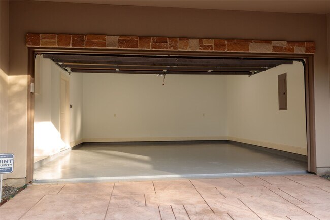 Building Photo - 2101 Elmen St