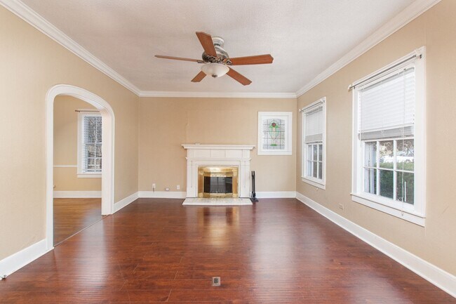 Building Photo - Spacious 4 Bed / 2 Bath Home with Garage & Fenced Backyard in Central Temple