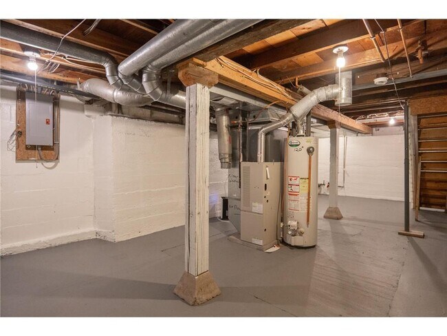 Building Photo - 38 Winona St W