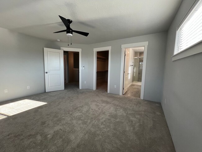 Building Photo - Gorgeous SW Medford - newer construction |...