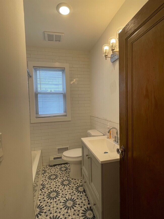 Building Photo - 134 Highland Ave
