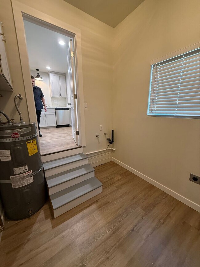 Building Photo - Large Brand New Remodeled 1 Bedroom unit with Washer Dryer Hookups - MUST SEE!!!