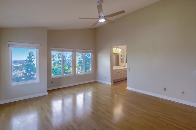 Building Photo - *$250 MOVE-IN DISCOUNT* Light and Bright B...