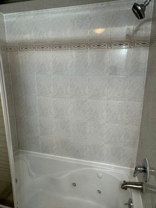 Tub - 2714 N Mason Ave