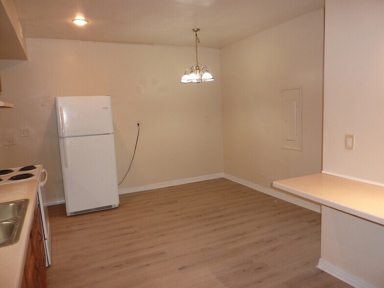 Building Photo - 27 Acker St W