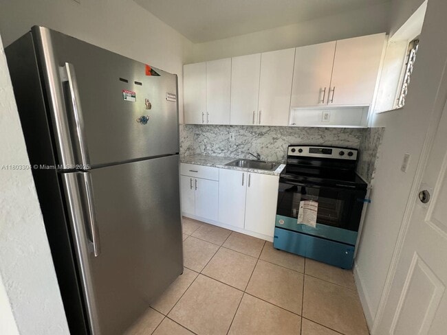 Building Photo - 120 SW 18th Ct