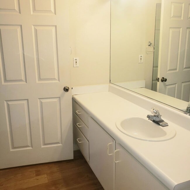 Building Photo - Water view! great 2nd floor 1bed/1bath in desirable Pinnacle at Carrollwood condo