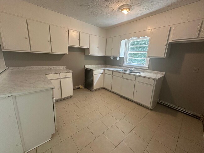 Building Photo - "Spacious 5-Bedroom Haven with 2 Full Bath...