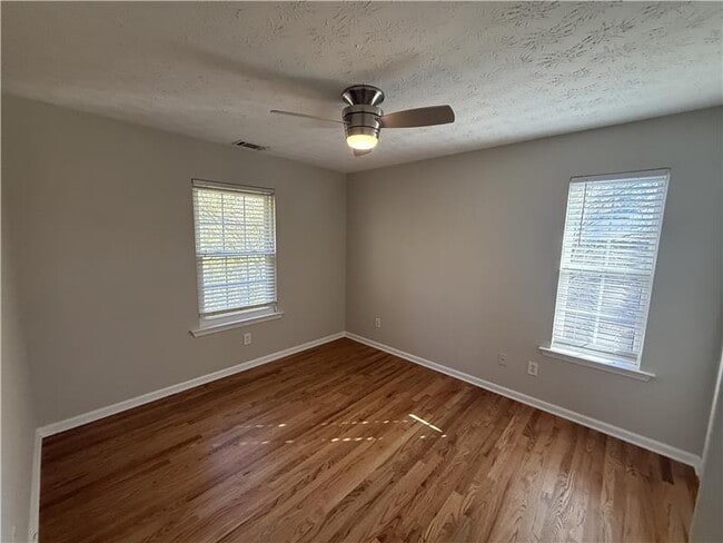 Building Photo - 27 Montgomery St SE